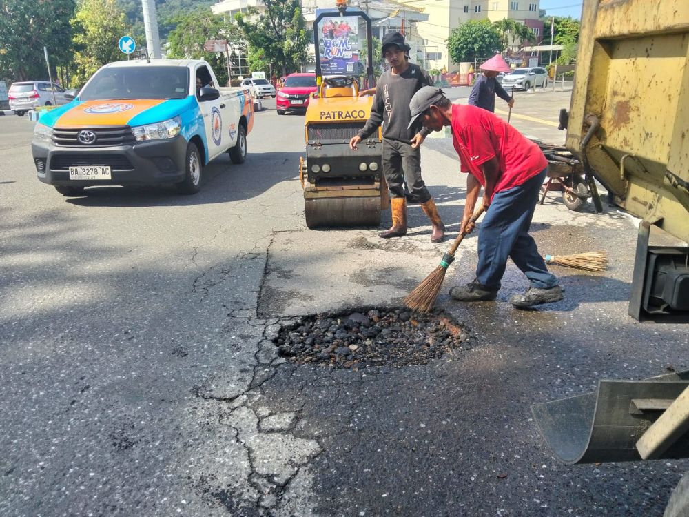dinas-pupr-padang-lakukan-patching-jalan-di-padang-selatan