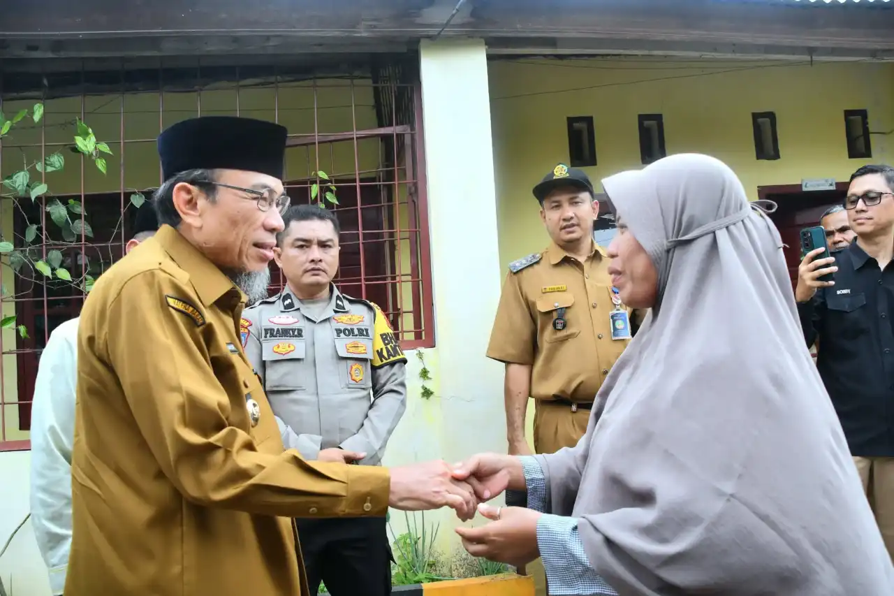 pemko-padang-salurkan-bantuan-sosial-bagi-keluarga-korban-hanyut-pantai