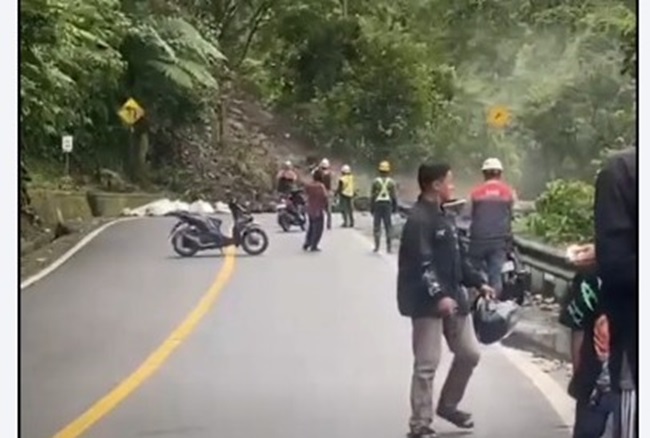longsor-tutupi-jalan-lintas-padang–bukittinggi-di-lembah-anai,-pengendara-diminta-cari-jalur-alternatif