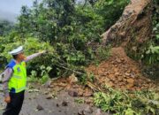 polda-sumbar-tutup-total-jalur-lembah-anai-akibat-longsor