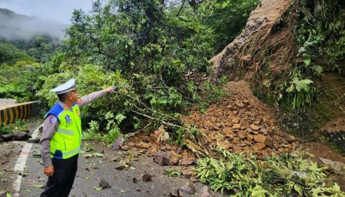 Longsor Terjang Lembah Anai, Polda Sumbar Tutup Total Jalur Utama