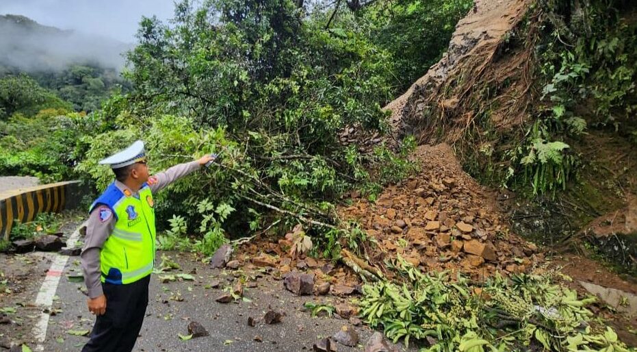 polda-sumbar-tutup-total-jalur-lembah-anai-akibat-longsor