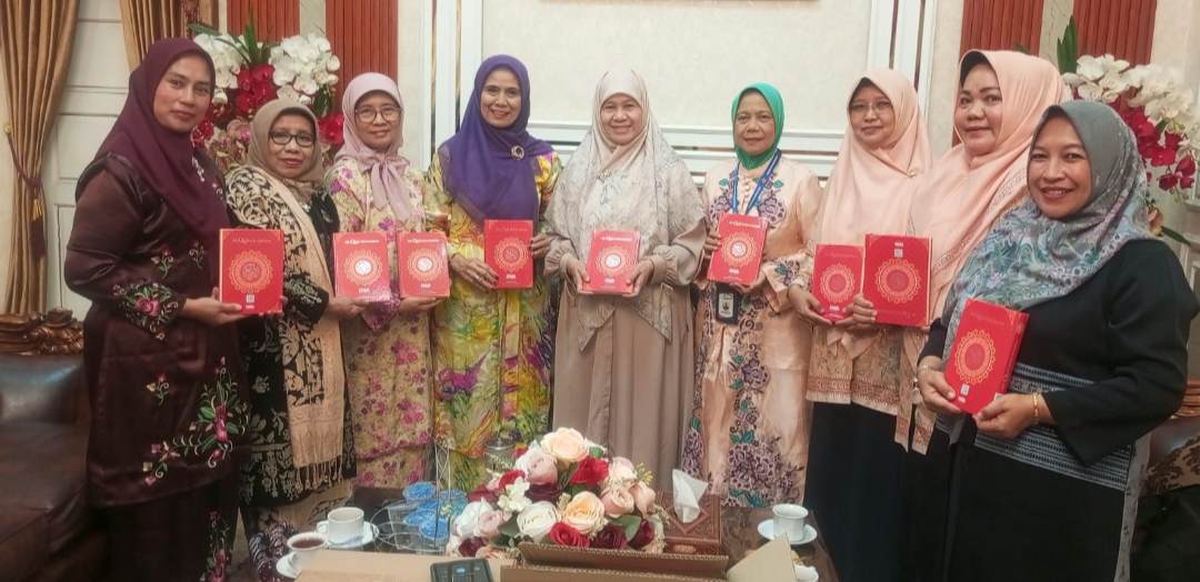 bundo-kanduang-dki-jakarta-serahkan-wakaf-6.000-kitab-al-quran-untuk-ranah-minang