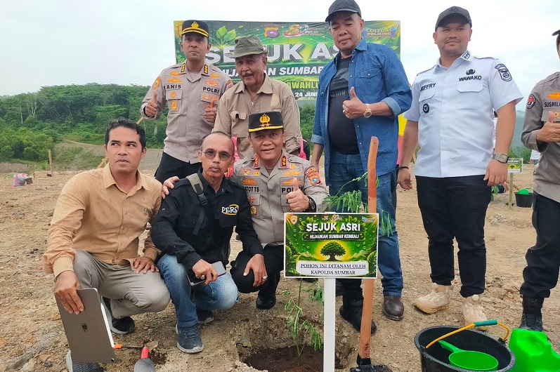 kapolda-sumbar-tanam-pohon-di-lahan-bekas-tambang-sawahlunto