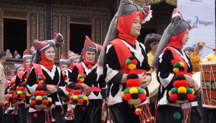 Busana Adat Baju Milik Pukau Ribuan Pengunjung Festival Minangkabau Tanah Datar