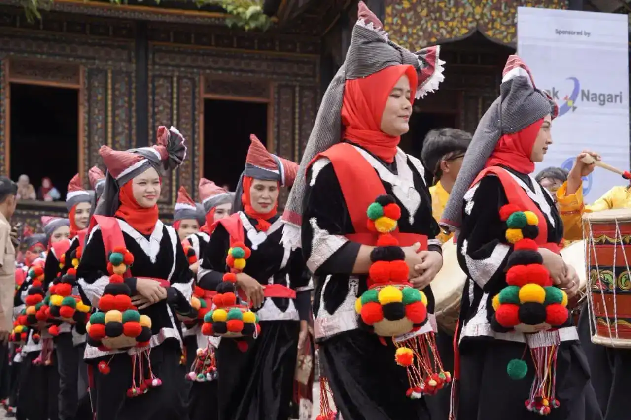 busana-adat-baju-milik-memukau-pengunjung-festival-minangkabau-di-tanah-datar