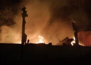 rumah-semi-permanen-di-bukit-gado-gado-ludes-terbakar,-kerugian-capai-rp100-juta