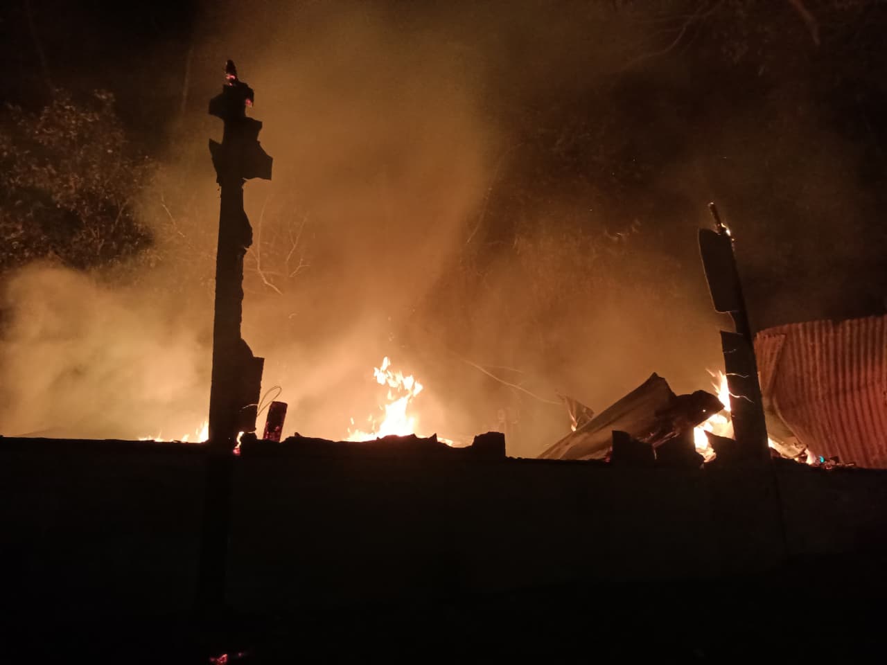 rumah-semi-permanen-di-bukit-gado-gado-ludes-terbakar,-kerugian-capai-rp100-juta