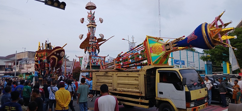 prosesi-naik-pangkek-tandai-puncak-pesona-budaya-hoyak-tabuik-piaman-2026