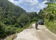 Warga Desak Pemerintah Segera Perbaiki Jalan Ambles di Gunuang Omeh