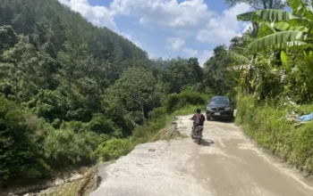 Warga Desak Pemerintah Segera Perbaiki Jalan Ambles di Gunuang Omeh