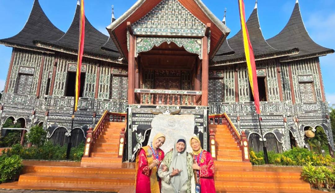 kongres-bundo-kanduang -sedunia-ke-3-di-batusangkar:-teguhkan-peran-perempuan-minangkabau-dalam-menjaga-adat,-alam,-dan-generasi