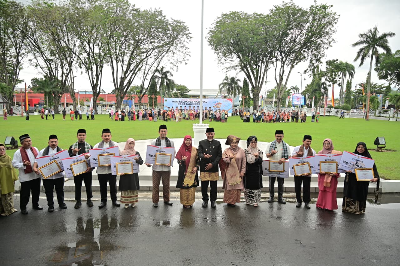 ketahanan-keluarga-jadi-kunci-generasi-emas-2045,-gubernur-mahyeldi-minta-perda-segera-diimplementasikan
