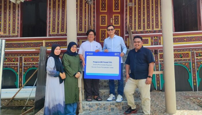 BRI Region 3 Padang Salurkan CSR Perkuat Fasilitas Rumah Pintar Solok