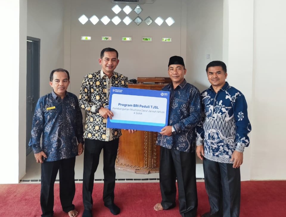 bri-cabang-solok-salurkan-bantuan-bri-peduli-untuk-pembangunan-mushola-mtsn-4-solok