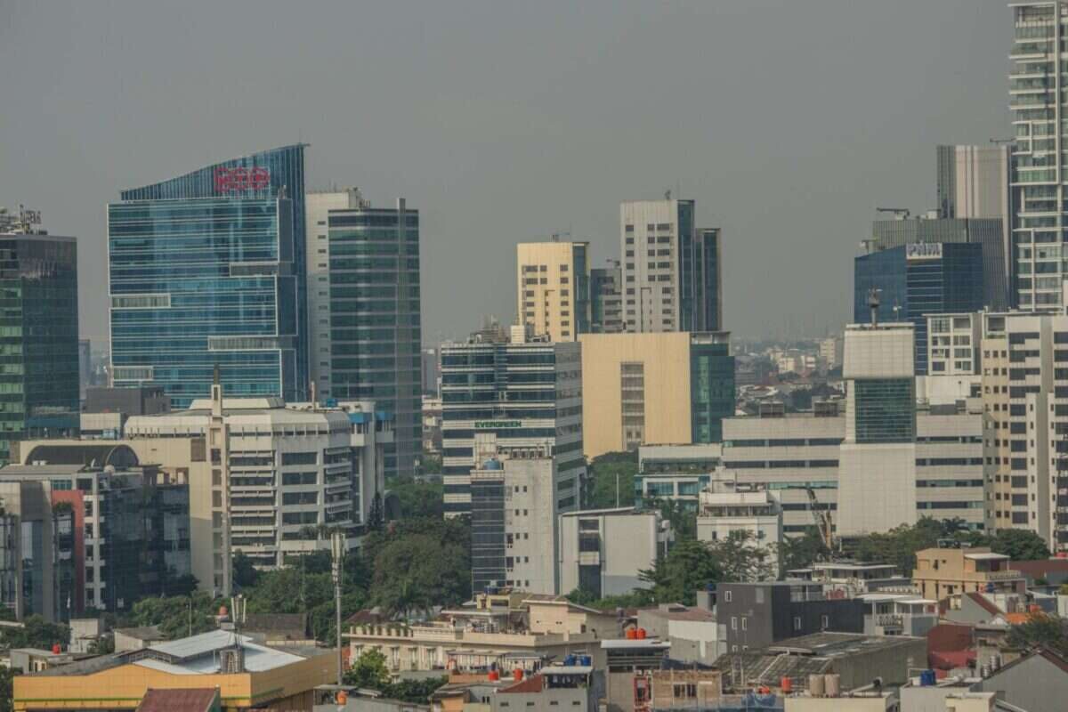 A vibrant urban skyline showcasing modern skyscrapers and diverse architecture on a clear day.