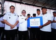 pemkab-tanah-datar-salurkan-bantuan-dana-bagi-korban-bencana-2025