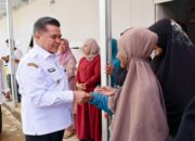 Bupati Agam Sambangi Penghuni Huntara dan Salurkan Bantuan Pascabencana di Balingka