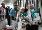 Debarkasi Padang Sambut Kedatangan 390 Jemaah Haji Kloter Pertama
