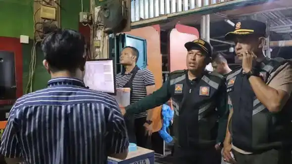 satpol-pp-padang-tertibkan-remaja-bermain-warnet-hingga-larut-malam