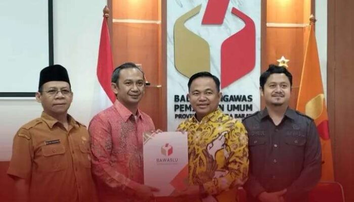 Bawaslu Sumbar Serahkan Saran Perbaikan Data Pemilih kepada KPU