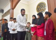 fadly-amran-serahkan-reward-subuh-mubarakah,-perkuat-program-smart-surau-di-padang