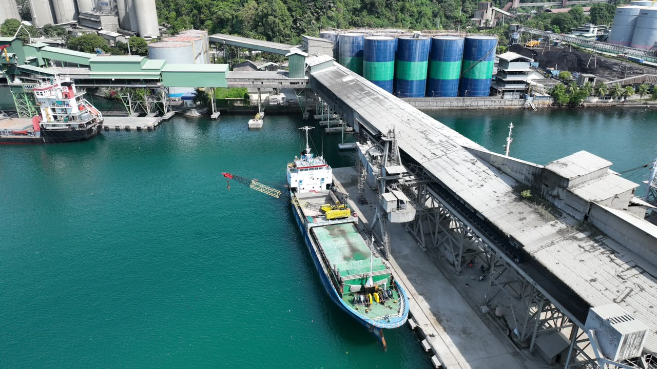 perkuat-jejak-di-pasar-global,-pt-semen-padang-ekspor-540.771-ton-semen-dan-klinker