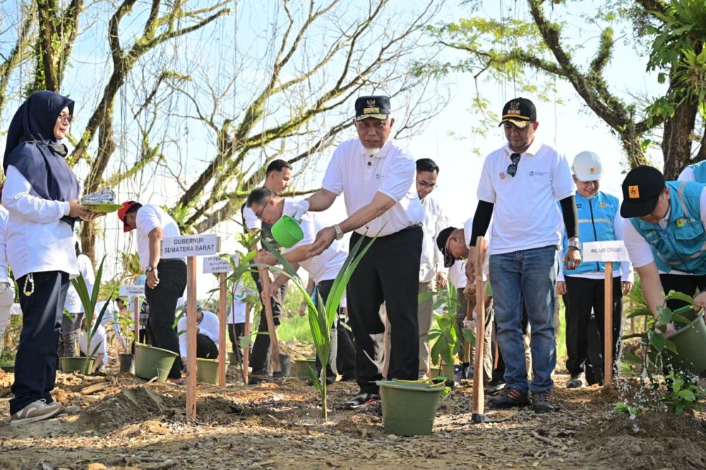 peringati-hari-lingkungan-hidup,-sumbar-tanam-1.000-pohon-di-hutan-kota-malvinas