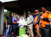 bupati-tanah-datar-serahkan-bantuan-baznas-untuk-korban-kebakaran