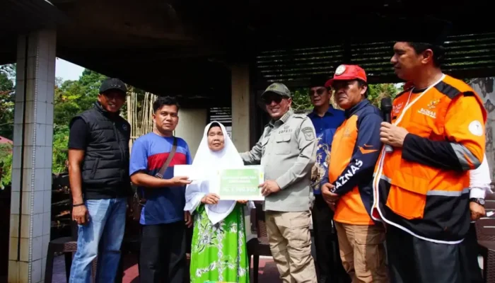 Bupati Eka Putra Serahkan Bantuan Baznas untuk Korban Kebakaran Tanah Datar