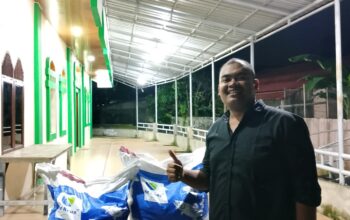 Camat Kuranji Serahkan Bantuan Pakan untuk Pacu Produktivitas Pemuda Perikanan