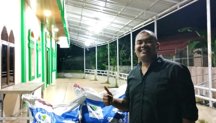 Camat Kuranji Serahkan Bantuan Pakan untuk Pacu Produktivitas Pemuda Perikanan