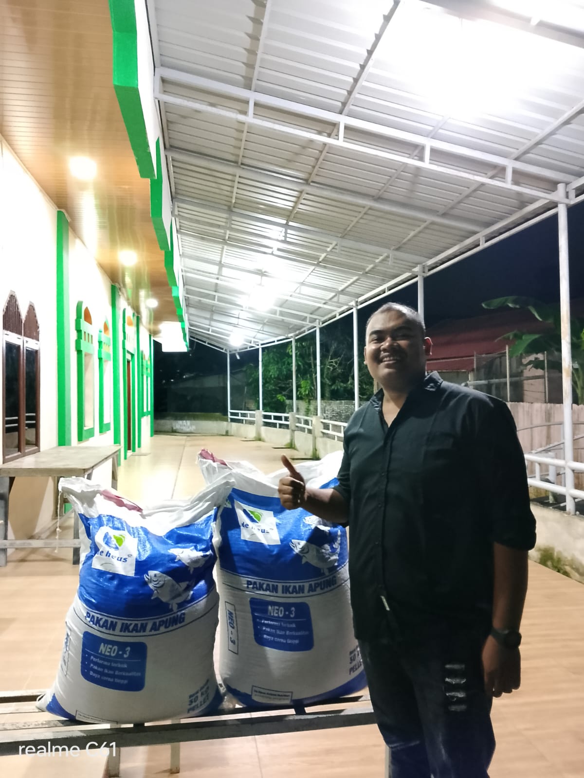 dukung-kelompok-pemuda-di-sektor-perikanan,-camat-kecamatan-kuranji-serahkan-bantuan-pakan-ikan