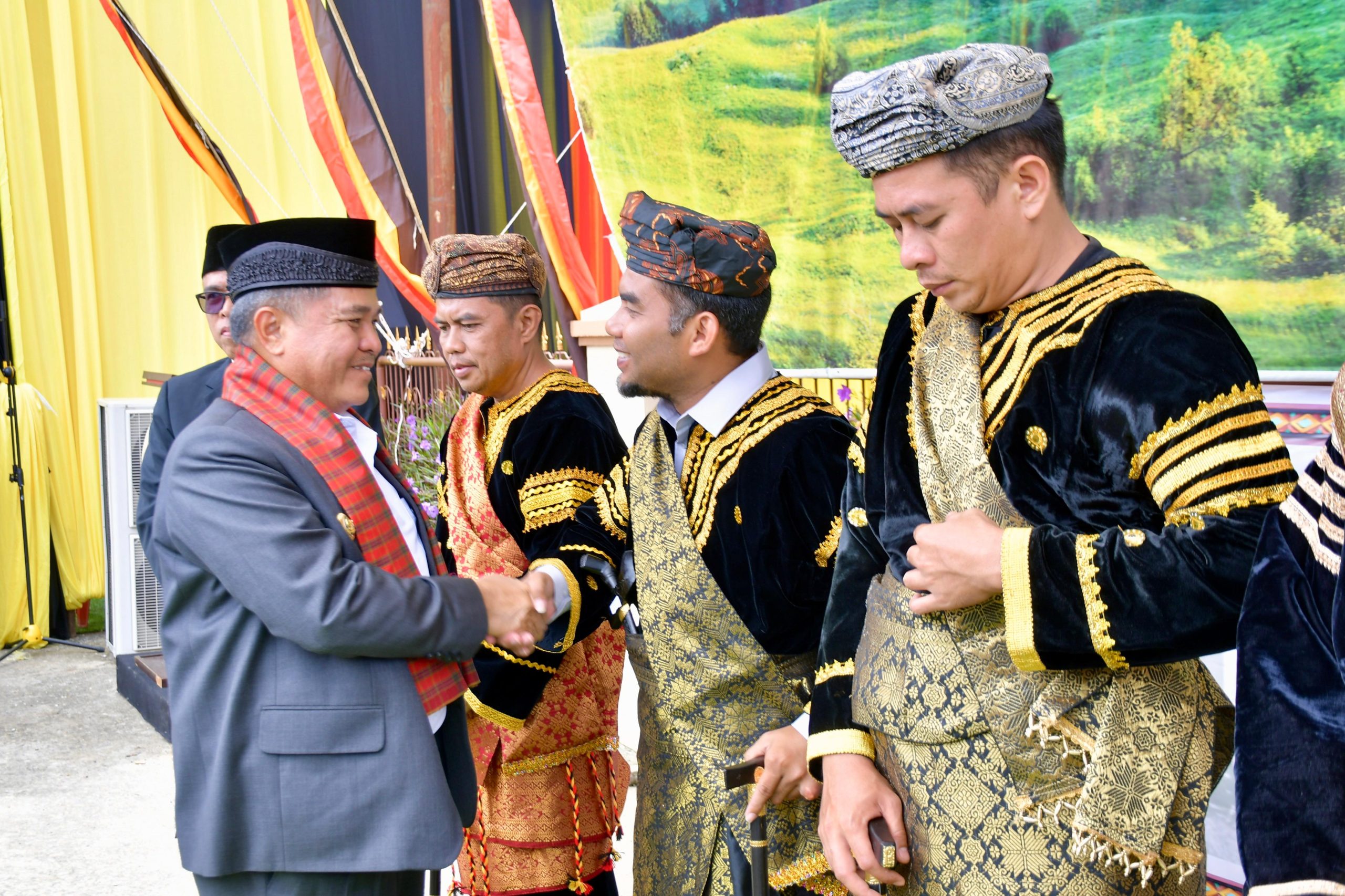 hadiri-alek-nagari-batagak-pangulu-kamang-hilia,-bupati-agam-:-peran-strategis-pemimpin-kaum