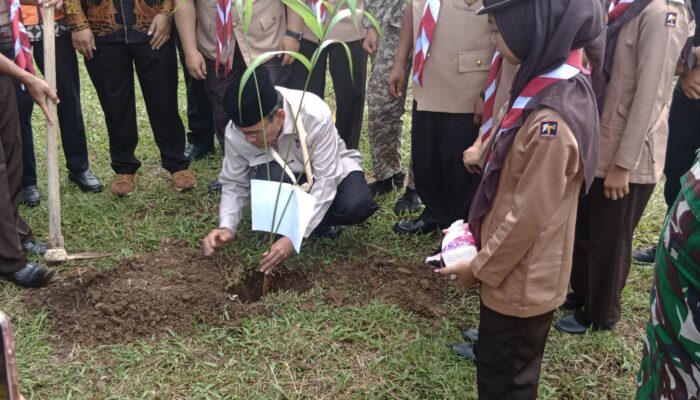 MAN 1 Padang Tanam Seribu Pohon Mitigasi Bencana Berbasis Ekoteologi