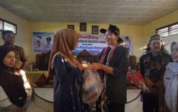 Bupati Dharmasraya Salurkan Bantuan Gizi untuk Cegah Stunting di Timpeh