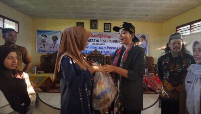 Bupati Dharmasraya Salurkan Bantuan Gizi untuk Cegah Stunting di Timpeh