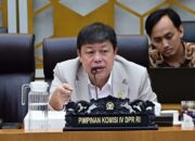 Wakil Ketua Komisi IV DPR RI, Alex Indra Lukman saat membuka Rapat Dengar Pendapat (RDP) Komisi IV DPR RI bersama jajaran Kementerian Kehutanan di ruang rapat Komisi IV DPR, Senayan, Jakarta, Selasa (30/6/2026). Foto : Yohanes/Andri