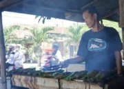 Titin Gigih Pertahankan Resep Warisan Kuliner Lompong Sagu di Padang