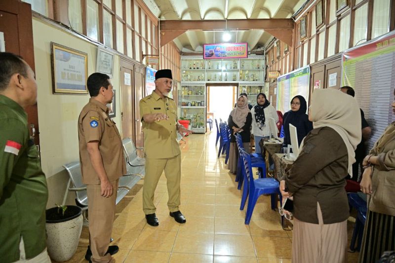 anaknya-sendiri-tidak-lolos-sekolah-negeri,-mahyeldi-pastikan-spmb-sumbar-transparan