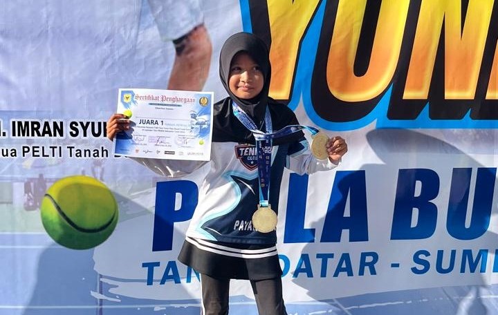 haniifah-sabet-dua-emas-ku-10-kejurnas-tenis-piala-bupati-tanahdatar