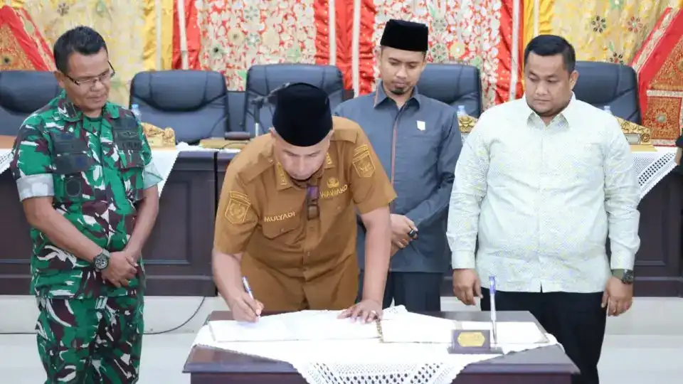 dprd-pariaman-teken-nota-kesepakatan-apbd-2025,-soroti-efektivitas-anggaran