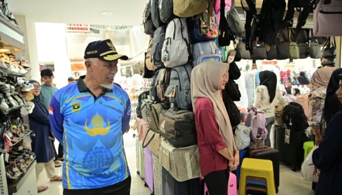 Tinjau Pasar Ateh, Gubernur Mahyeldi Ajak Wisatawan Jaga Kebersihan Lingkungan