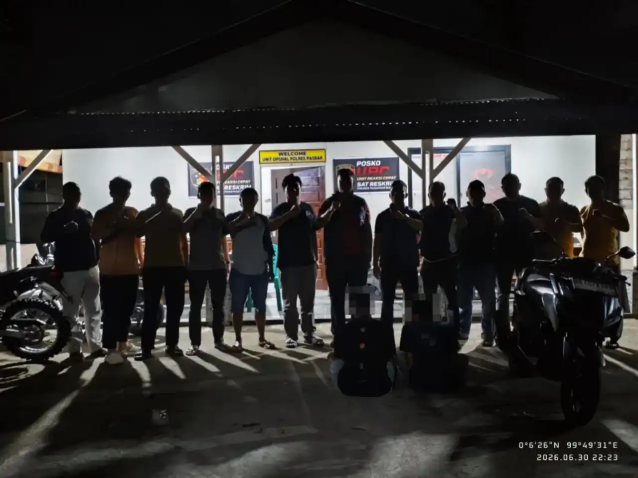 tuntaskan-kasus-pengeroyokan,-polres-pasbar-tangkap-tiga-pelaku