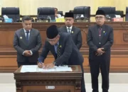 dprd-agam-sahkan-ranperda-pertanggungjawaban-apbd-2025