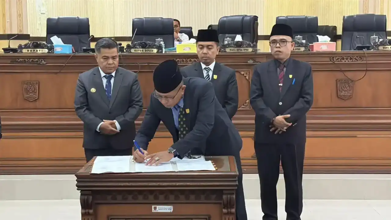 dprd-agam-sahkan-ranperda-pertanggungjawaban-apbd-2025