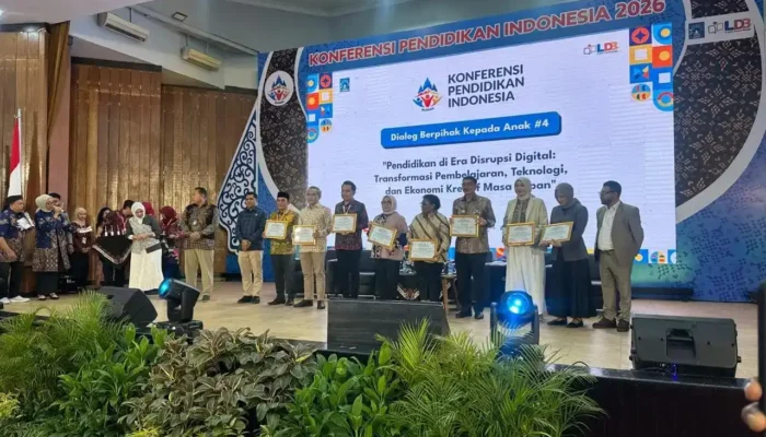 Bupati Hendrajoni Raih Penghargaan Nasional Berkat Akselerasi Pendidikan Pesisir Selatan