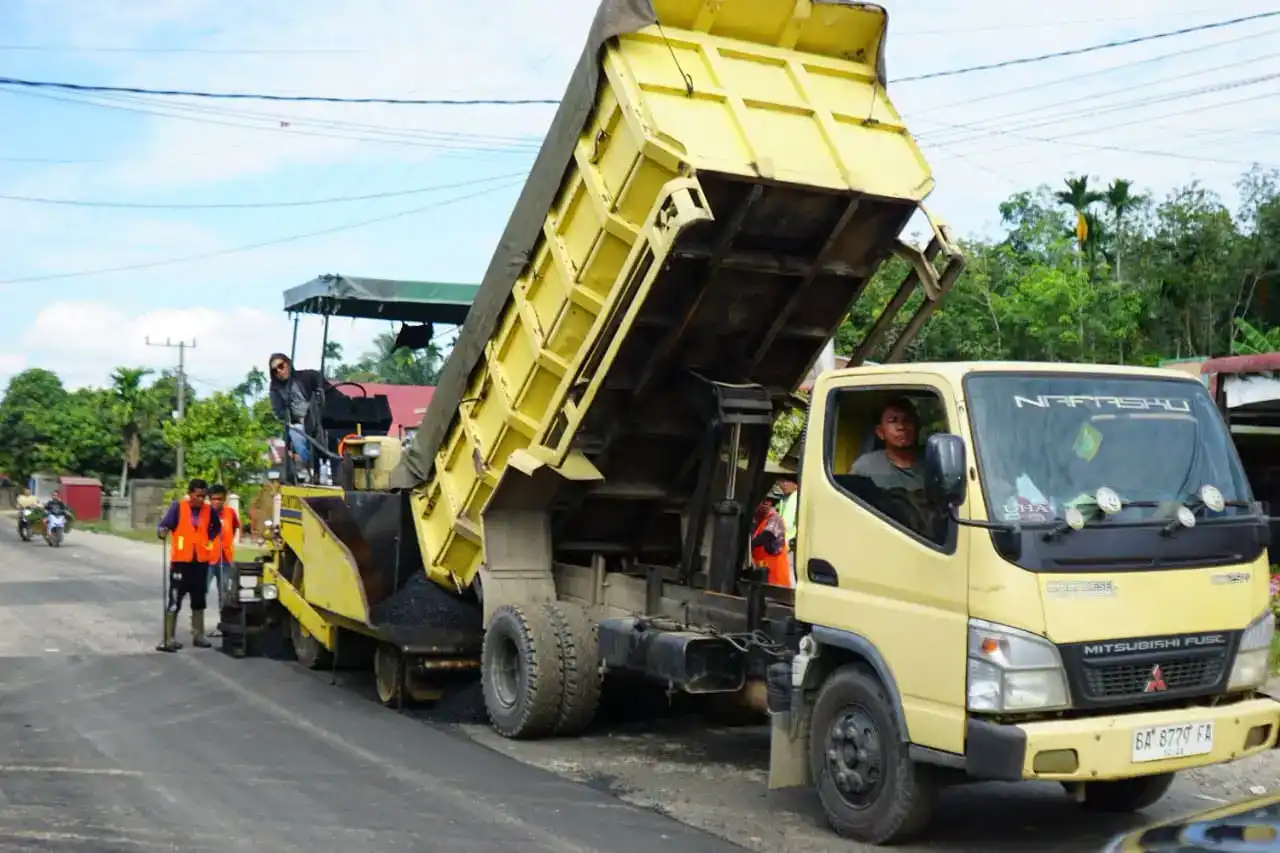 akses-warga-lancar,-pemkab-dharmasraya-rehabilitasi-jalan-simpang-koto-agung