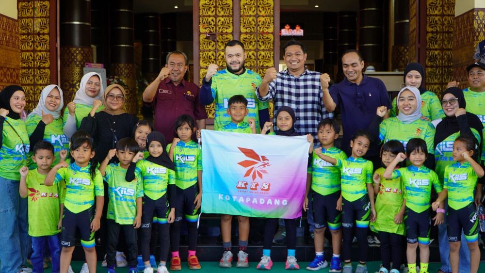 fadly-amran-lepas-14-atlet-kiis-padang-ke-kejuaraan-sepatu-roda-nasional-pariaman-open-2026