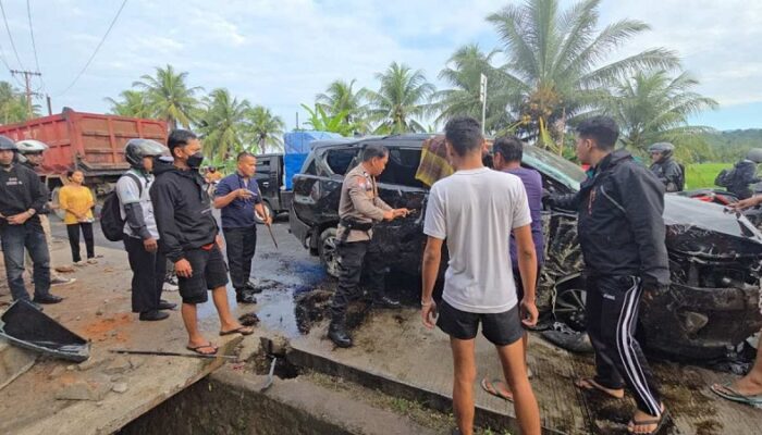 Gagal Mendahului, Sopir Travel Tewas Terjepit Usai Tabrak Karimun di Sicincin